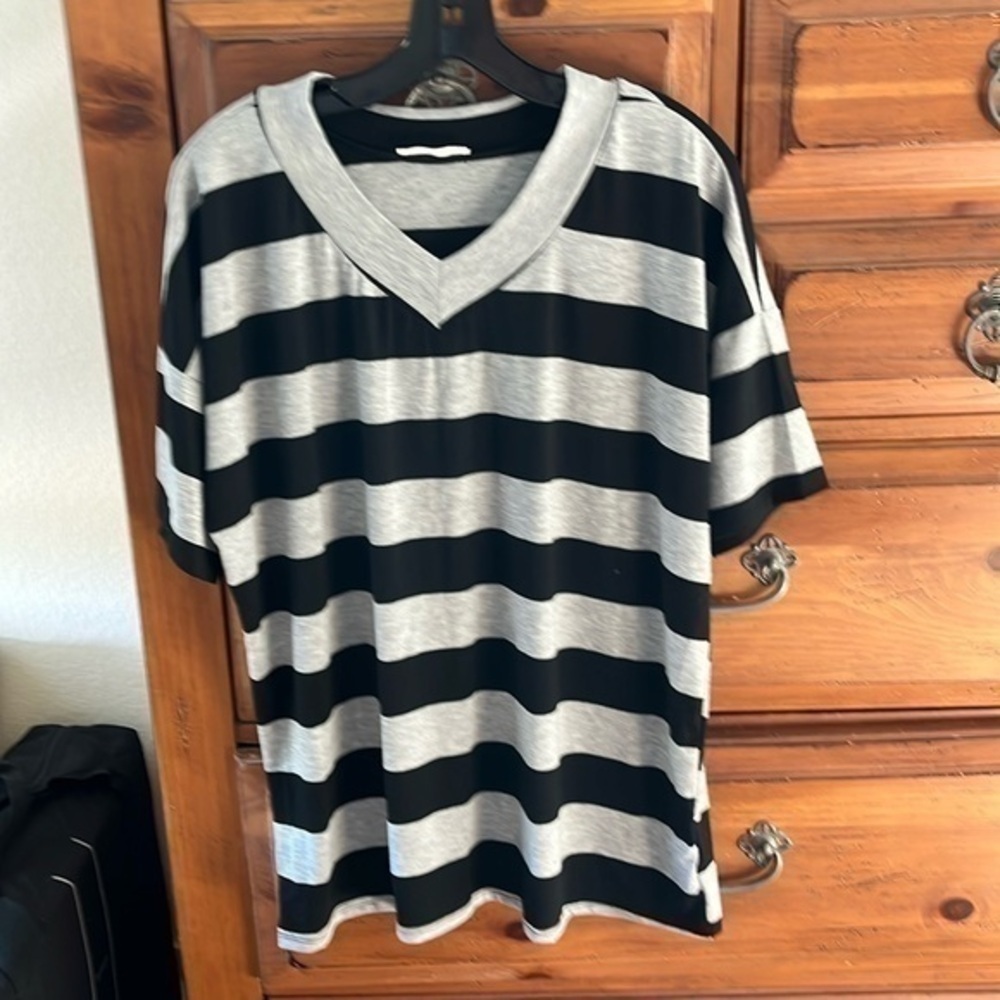 Bombom Women’s Gray And Black V-Neck Tee Size XL NWOT